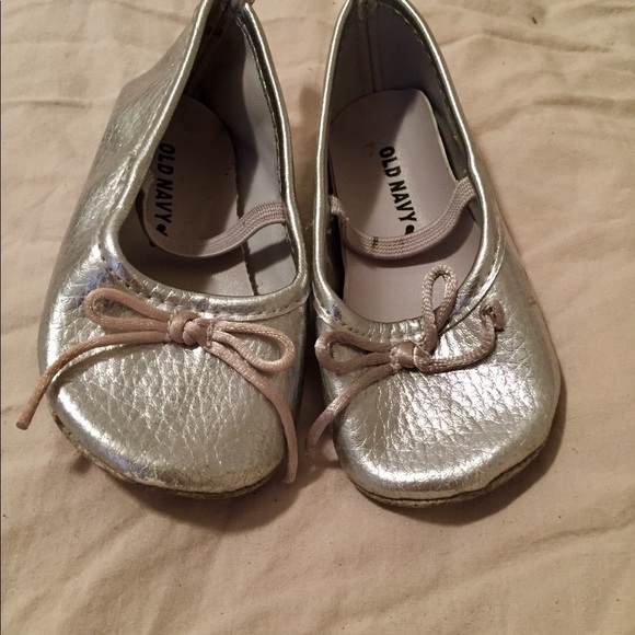 Girl Sz 4 Old Navy Silver Ballet Flats / Shoes - Picture 2 of 4